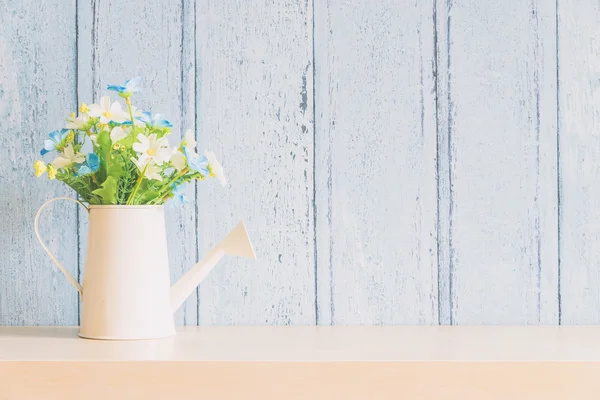 Vaso com flores para decoração interior — Fotografia de Stock