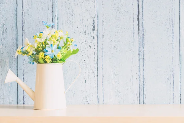 Vaso con fiori per la decorazione di interni — Foto Stock