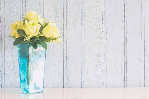 Vaso con fiori per la decorazione di interni — Foto Stock