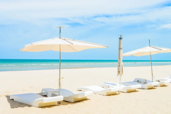 Parasols et chaises longues sur la plage — Photo