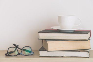 Kitap ve gözlük ile kahve fincanı
