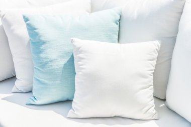 Yastıklar çekyat üzerinde