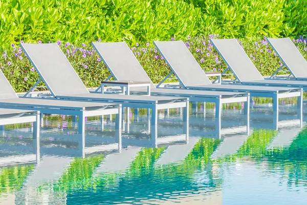 Cadeiras de piscina no hotel — Fotografia de Stock