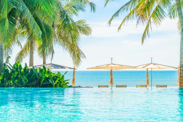 Beautiful Hotel pool — Stock Photo, Image