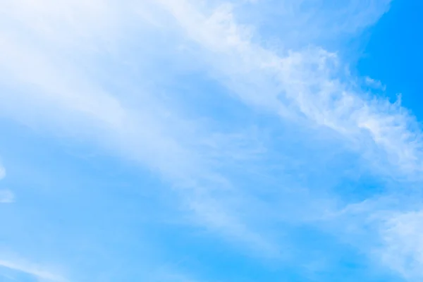 Nubes blancas en el cielo azul — Foto de Stock