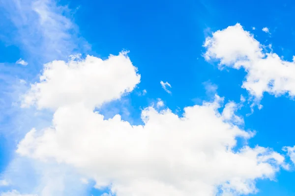 Bílé mraky na modré obloze — Stock fotografie