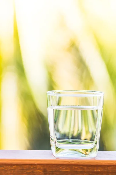 Vetro d'acqua su superficie di legno — Foto Stock