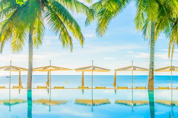 Beautiful hotel pool resort nearly beach — Stock Photo, Image