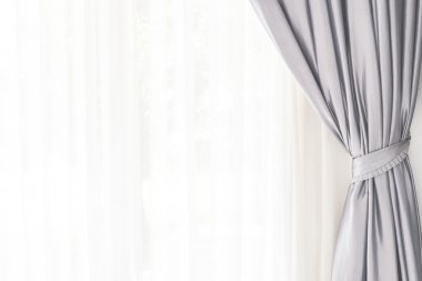 Oda içinde perde pencere