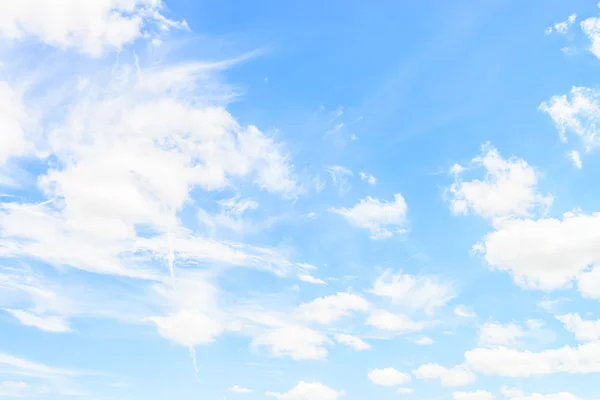 Witte wolken op blauwe lucht — Stockfoto