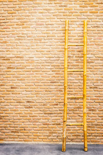 Escada de madeira na parede de tijolo — Fotografia de Stock