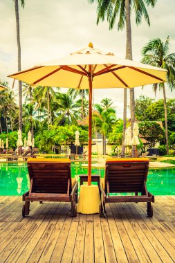 Şemsiye ve sandalyeler otel havuzunda
