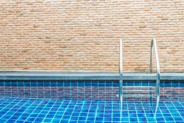 Merdiven resort otel havuzunda