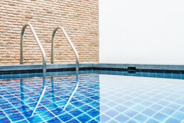 Merdiven resort otel havuzunda
