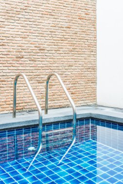 Merdiven resort otel havuzunda