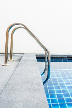 Merdiven resort otel havuzunda