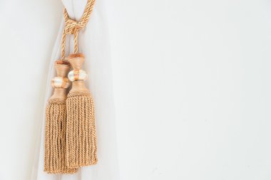 Perde üstünde pencere odasında