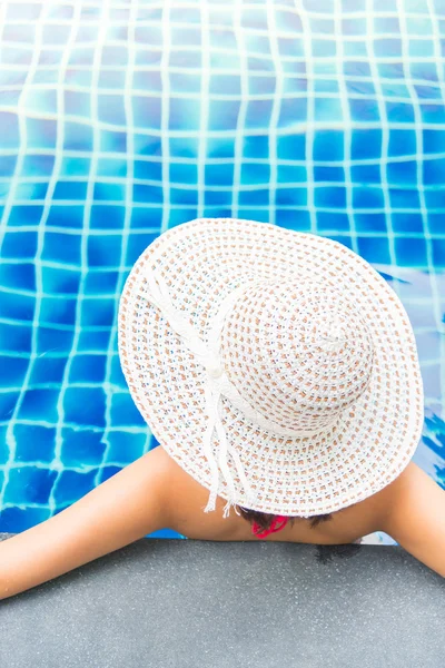 Mulher usar chapéu na piscina l — Fotografia de Stock
