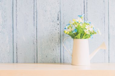 Dekorasyon için çiçekli vazo