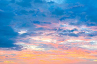 Alacakaranlık kez üzerinde gökyüzünde bulut