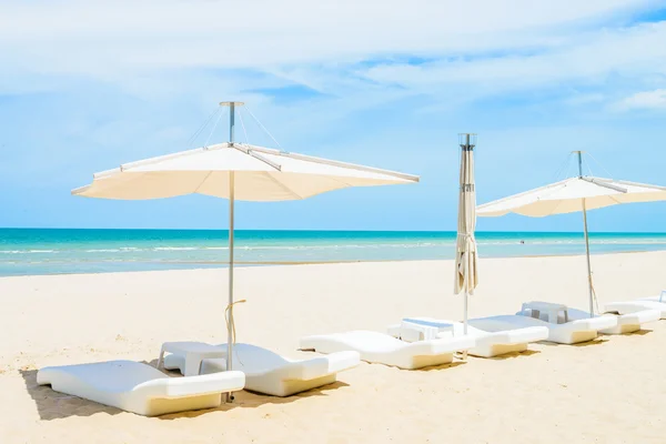 Parasols et chaises longues sur la plage — Photo