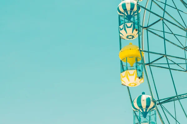 Rueda de la fortuna en el parque —  Fotos de Stock