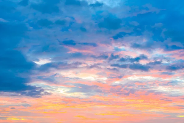 Nuvem no céu no crepúsculo vezes — Fotografia de Stock