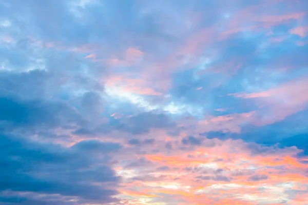 Nuvens no céu em tempos de crepúsculo — Fotografia de Stock