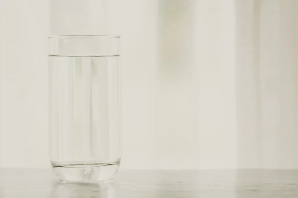 Glas water op Bureau — Stockfoto
