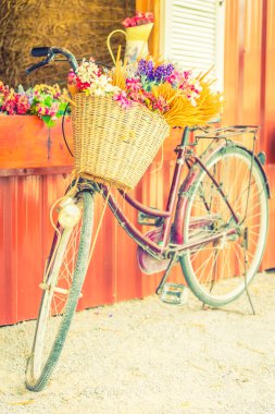 Çiçekli klasik bisiklet.