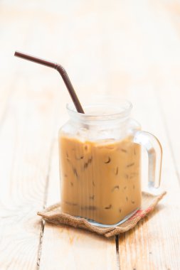 Bardakta buzlu kahve.