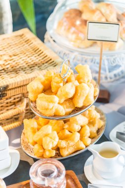 Kahvaltıda kızarmış Çin sopa ekmek