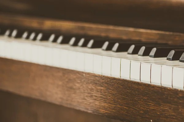 旧的老式钢琴键 — 图库照片