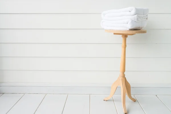 Полотенца в ванной на деревянном столе — стоковое фото