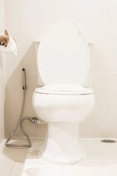 Toilettes dans salle de bain moderne — Photo