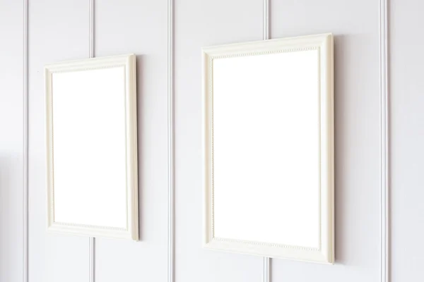 Пустые рамки на белой стене — стоковое фото