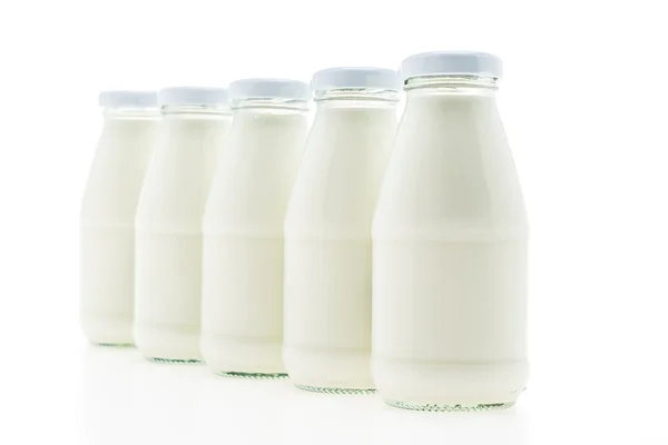 Пять бутылок молока — стоковое фото