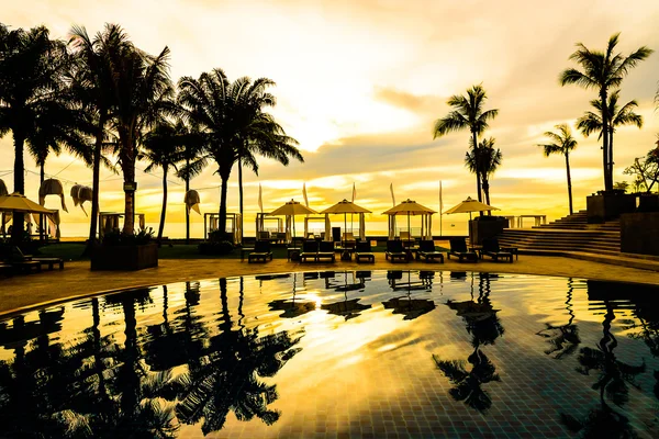 Palme sulla piscina dell'hotel — Foto Stock