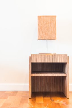 lamba ahşap masada.