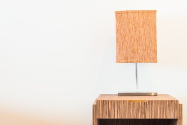 lamba ahşap masada.