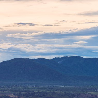 dağ ve bulutlu gökyüzü