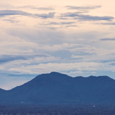 dağ ve bulutlu gökyüzü