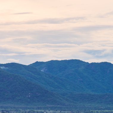 dağ ve bulutlu gökyüzü