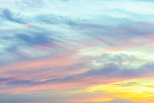 Облачное небо в сумерках — стоковое фото