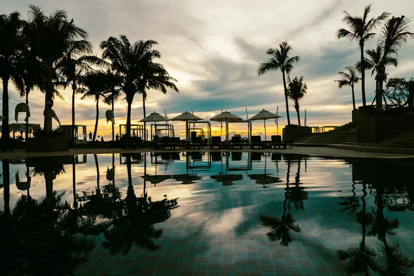 Palm trees with umbrellas in hotel — Stock fotografie