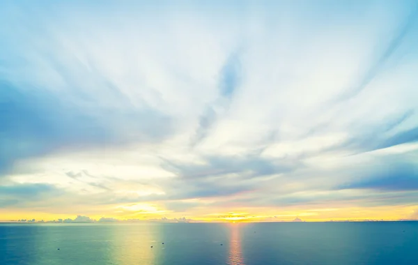 Nascer do sol com mar e céu nublado — Fotografia de Stock