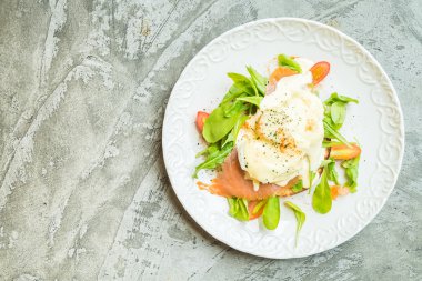 Somon ve roket salata ile haşlanmış yumurta