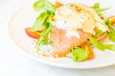 Somon ve roket salata ile haşlanmış yumurta