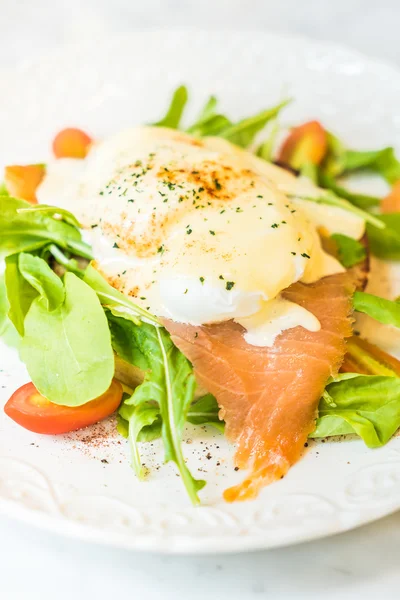 Huevos escalfados con ensalada de salmón y rúcula — Foto de Stock