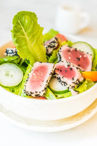 Grilled tuna salad in white bowl — Stock Photo, Image